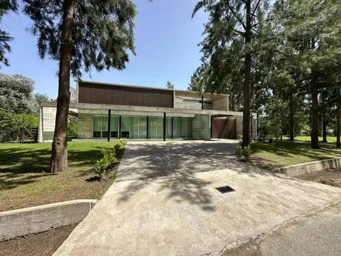 CASA A LA VENTA EN MIRALAGOS 3 DORMITORIOS