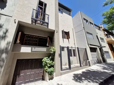 Casa en venta en Parque Chacabuco - Ex municipal CON COCHERA