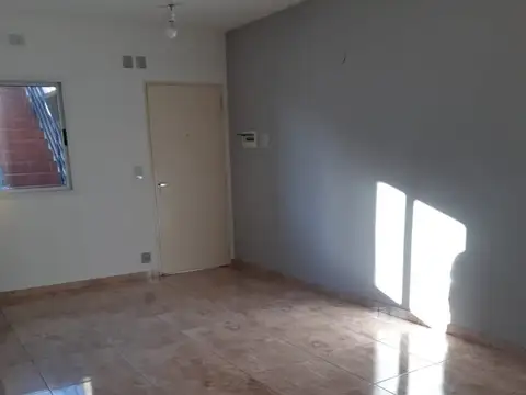 Depto 2 amb. 1er piso x escalera en ctra. fte.  terraza propia con lavadero independiente