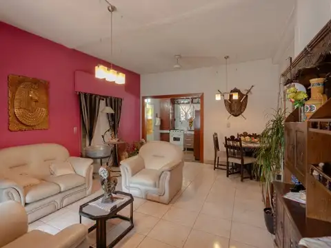 Casa 8 ambientes con 2 baños