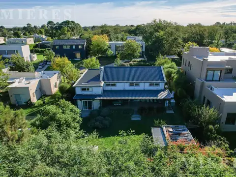 Casa en venta sobre calle en cul de sac en San Matias área 3