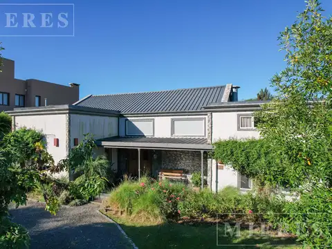 Casa en venta sobre calle en cul de sac en San Matias área 3