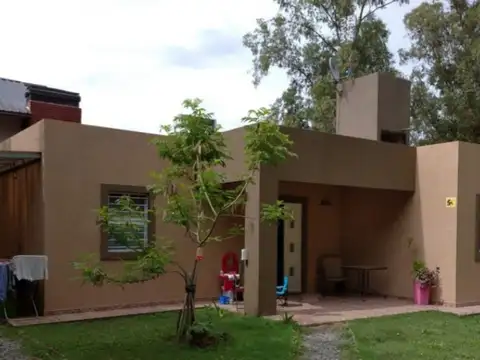 CASA CON PILETA SOBRE DOS LOTES GERNICA