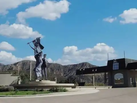 CASA 3 HABITACIONES, B° PRIVADO LA BASTILLA