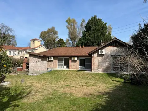 Muy linda en casa en zona central del country San Carlos