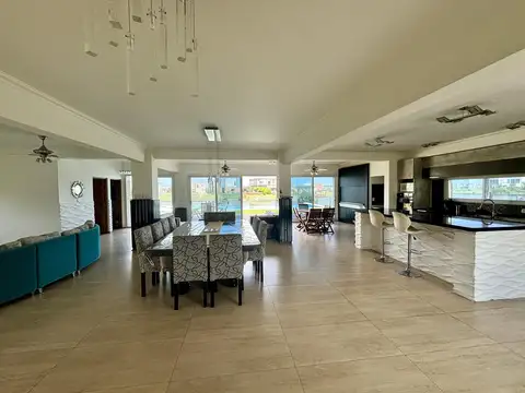 Casa en Alquiler con 2 cocheras