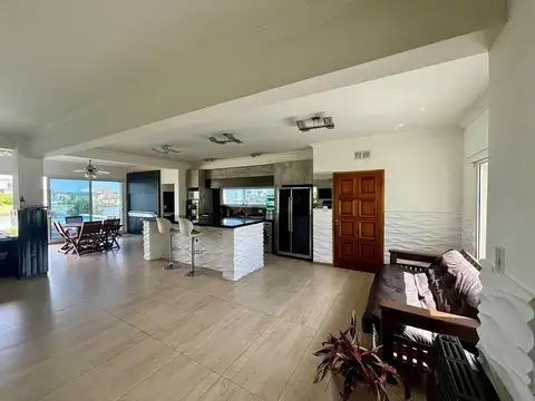 Casa 6 ambientes con 4 baños