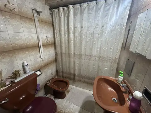 Casa 6 ambientes con 2 baños