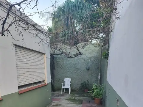 SOLIDA CASA  EN PLANTA  BAJA DE 4 AMB S/LOTE 866X22, A MTS. DE AV SAN MARTIN AL 600