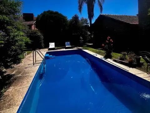GRAN PROPIEDAD EN VENTA! Casa + Departamento en B° Granja de Funes