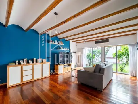 Casa en Venta con 2 cocheras