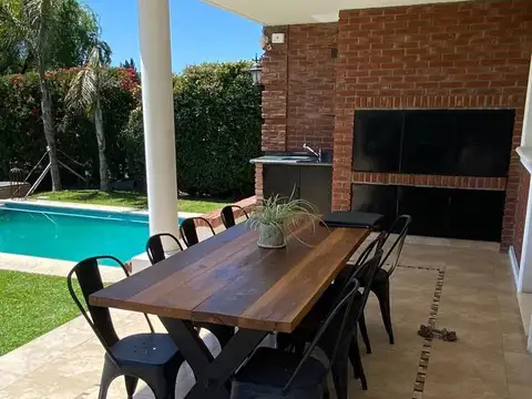 Casa en Alquiler con 1 cochera