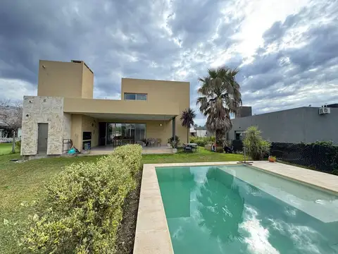 Casa 6 ambientes con 3 baños