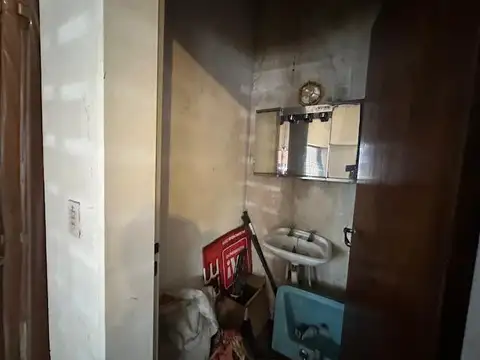 Casa 8 ambientes con 2 baños