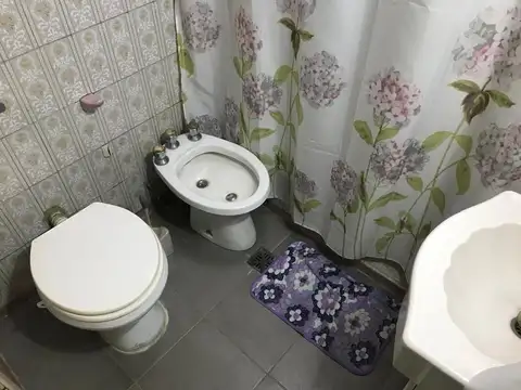 Casa 6 ambientes con 2 baños