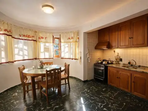 Casa 7 ambientes con 2 baños