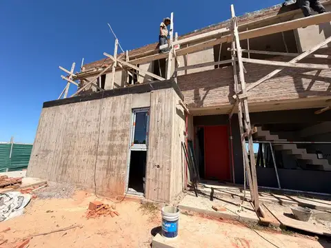 Casa 5 ambientes con 3 baños