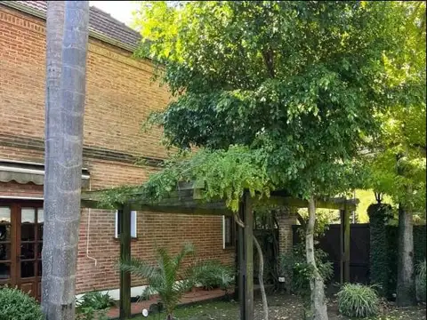 Casa en venta - 3 dormitorios 4 baños - pileta parrilla quincho - 600 mts2 - Don Torcuato