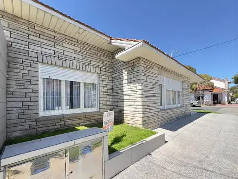 Casa 4 ambientes con cochera Parque Luro