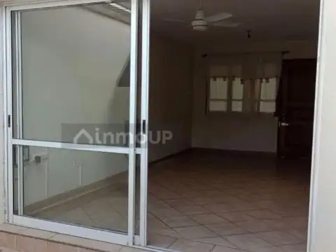 Casa en Alquiler con 1 cochera