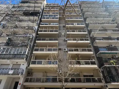 DEPTO DOS DORMITORIOS, VENTILACION CRUZADA, AMPLIO, CON COCHERA