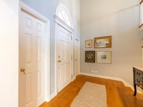 Casa 9 ambientes con 4 baños