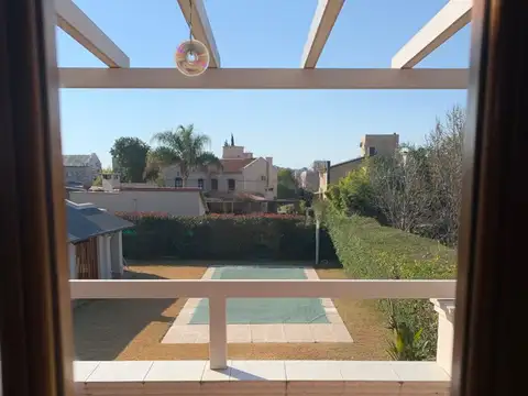 Casa 10 ambientes con 4 baños