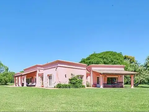 importante terreno apta para desarrollo , cuenta con histórica estancia en barrio parque el cazador