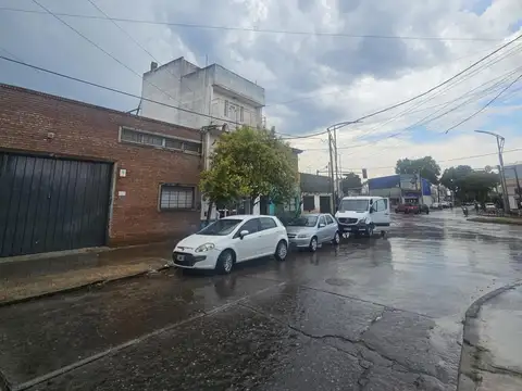 Alquiler Galpón 310 m2 a metros Casiano Casas 1400, oficinas y vestuarios.