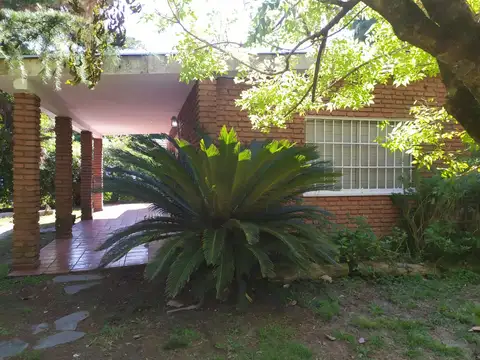 Casa con Jardín y añosa arboleda