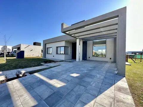 Casa en venta 4 ambientes en una planta, Barrio Privado San Lucas