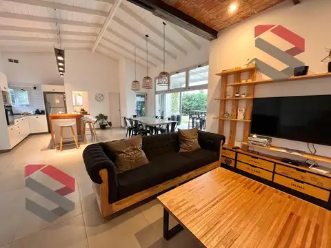 Casa en Venta con 2 cocheras