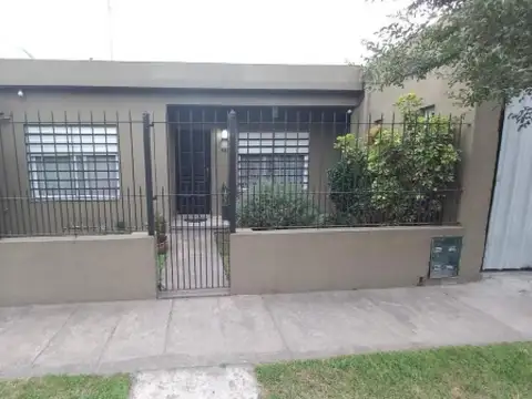 Casa en venta - 2 dormitorios 1 baño - patio y parrilla - 93mts2 - Quilmes Oeste