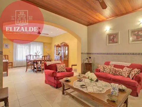 3 de Febrero y Gandolfo - Casa Impecable con jardin - Apto Credito