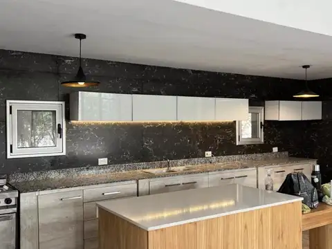 Casa 4 ambientes con 2 baños