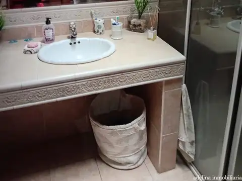 Casa en lote 8,66 x 38 gran living, coc com 2 dorm depto o quincho al fondo coch 2 autos