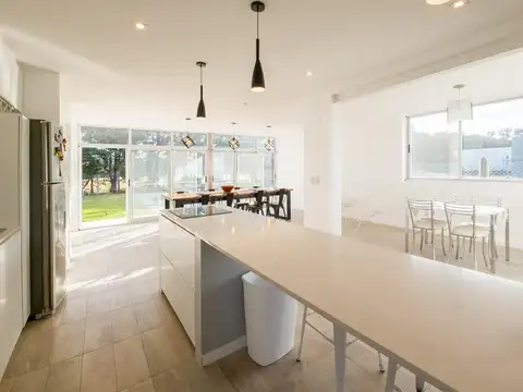 Casa en Venta con 2 cocheras