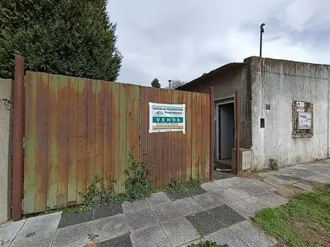 Lote con construccion a demoler o reciclar.