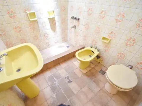 Casa en Venta con 3 cocheras