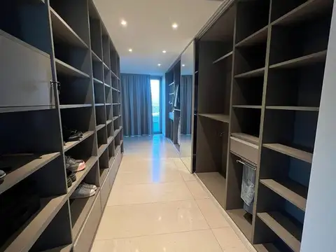 Casa en Alquiler con 2 cocheras