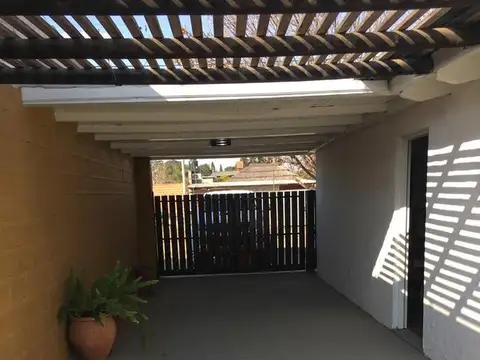 VENTA - Casa 2 dormitorios, cochera, parque y piscina - Alvarez, Santa Fe.