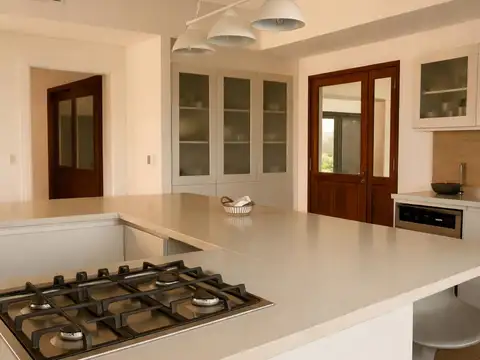 Casa 8 ambientes con 5 baños