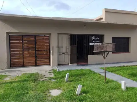 VENTA DOS CASAS DE 3 AMBIENTES CON ENTRADA INDEPENDIENTE TODO EN BLOCK PATIO Y GARAGE