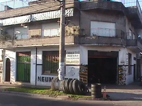 EN VENTA LOCAL DE 3 X 5 CON BAÑO, GARAGE + DEPARTAMENTO EN PLANTA ALTA DE 3 DORMITORIOS - FICHA 5599