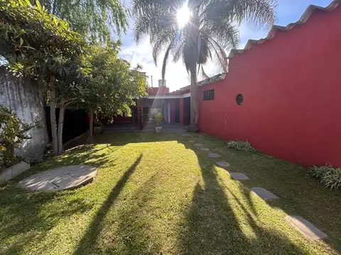 VENTA CASA 4 AMBIENTES CON PARRILLA Y  LOCAL  PERMUTA  TRONCOS DEL TALAR PACHECO