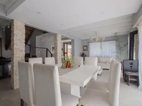 Casa en Venta con 2 cocheras