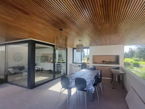 Casa 7 ambientes con 3 baños