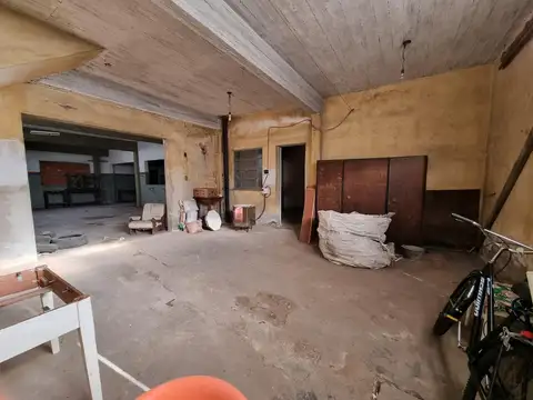 Galpón en 2 plantas + vivienda de 3 ambientes.