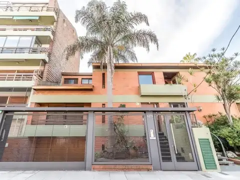 VENTA DE IMPORTANTE CASA DE 4 AMBIENTES Y DEPENDENCIA C/ BALCÓN, COCHERA PARA CUATRO VEHÍCULOS...