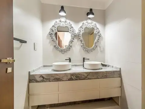 VENTA DE IMPORTANTE CASA DE 4 AMBIENTES Y DEPENDENCIA C/ BALCÓN, COCHERA PARA CUATRO VEHÍCULOS...